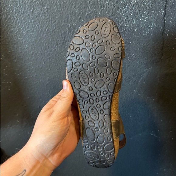 Taos Brown Comfort Sandals with Adjustable Straps - Picture 4 of 8